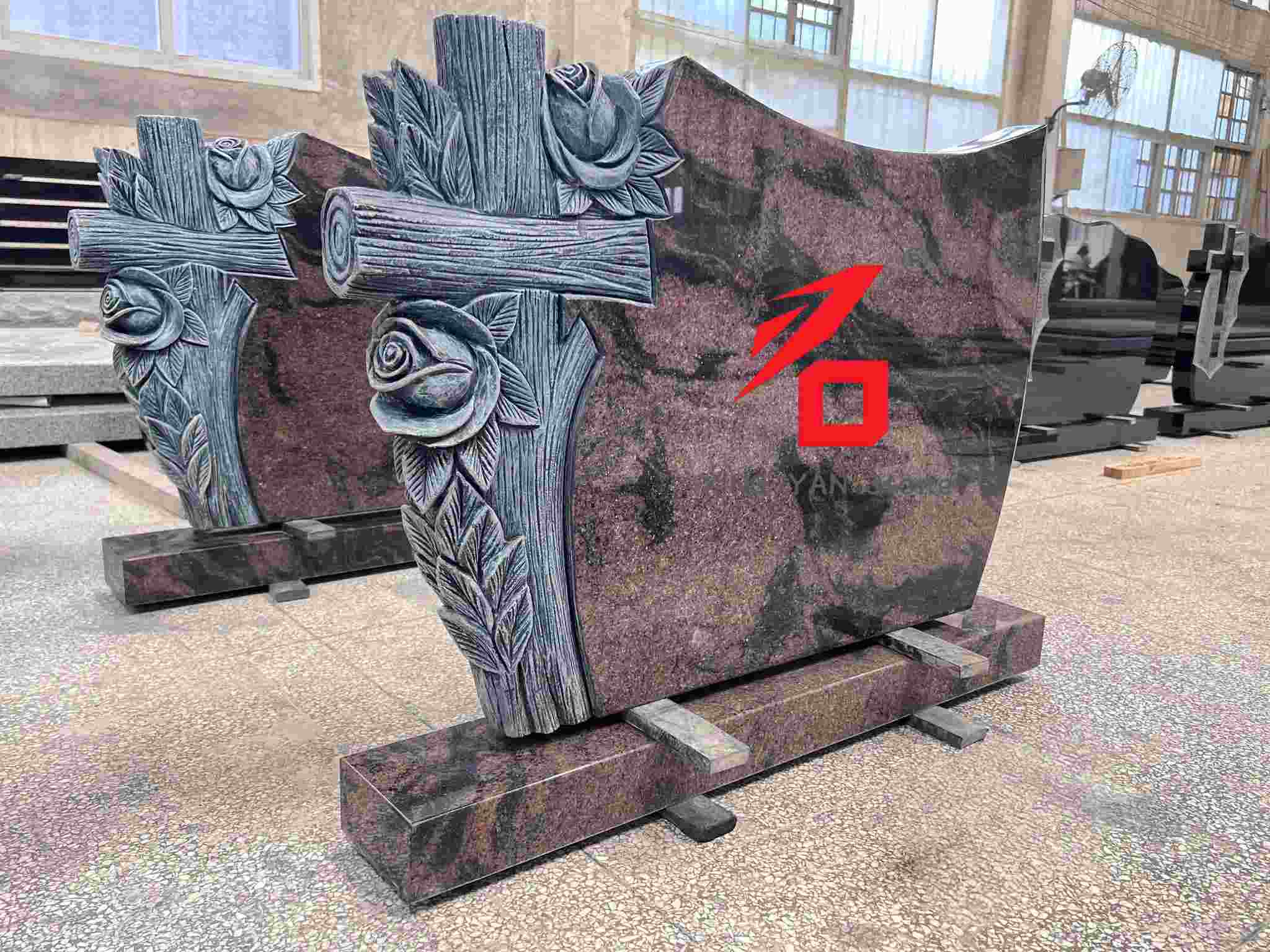 Gül ve Haç Desenli Anıt Mezar Taşı